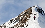 36 Susi, preceduta da Nika, testa la ripida salita passo passo